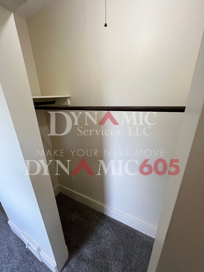 Building Photo - Upper Level 2BR/1BA in Downtown Sioux Falls