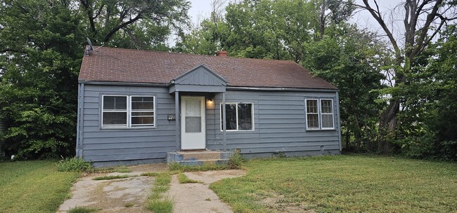 Primary Photo - 1036 N Ash St