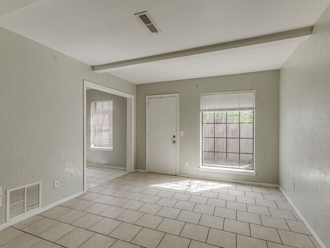 Building Photo - MOVE IN SPECIAL NO DEPOSIT OR APPLICATION ...