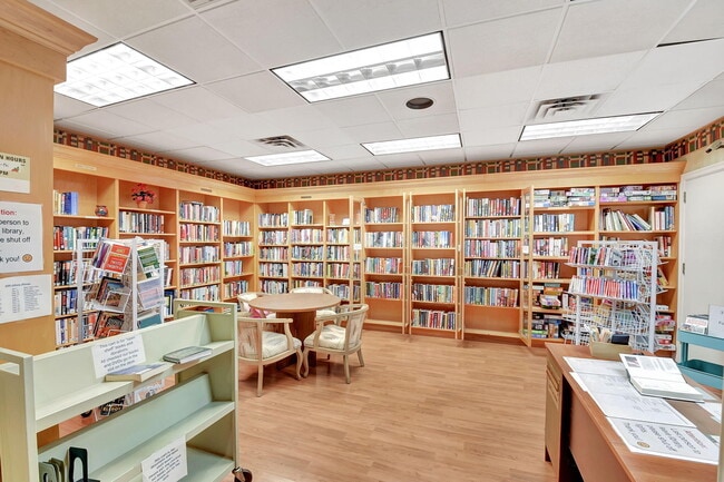 Building Photo - 870 NW 32nd Ave