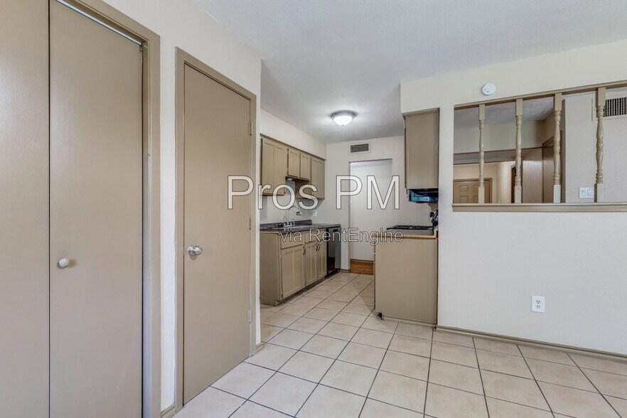 Building Photo - 7117 Edinburg Dr