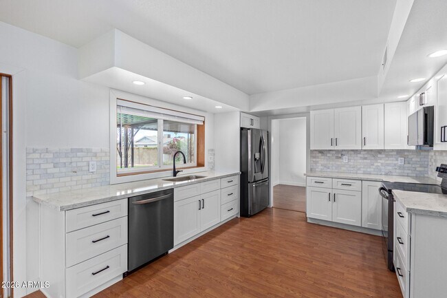 Building Photo - 2111 S River Dr