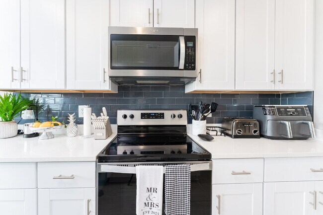 Building Photo - Spacious & Beautifully designed 4 Bedroom/...