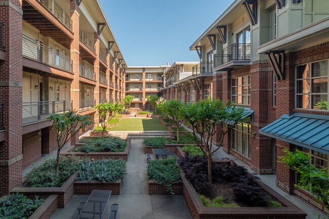 Building Photo - Wonderful 2bd/2bth uptown condo! lots of space in a beautiful building