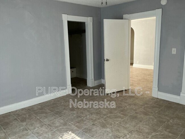 Building Photo - 810 E Erie St