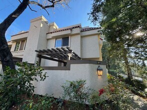 Building Photo - Updated 2 story 3 bedroom townhome in Main...