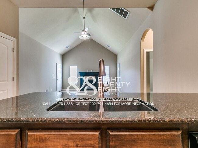 Building Photo - Roommates Not Working Out? 4 Bed/2 Bath Home Near OU Campus Available NOW! (Not Preleasing for 2027)