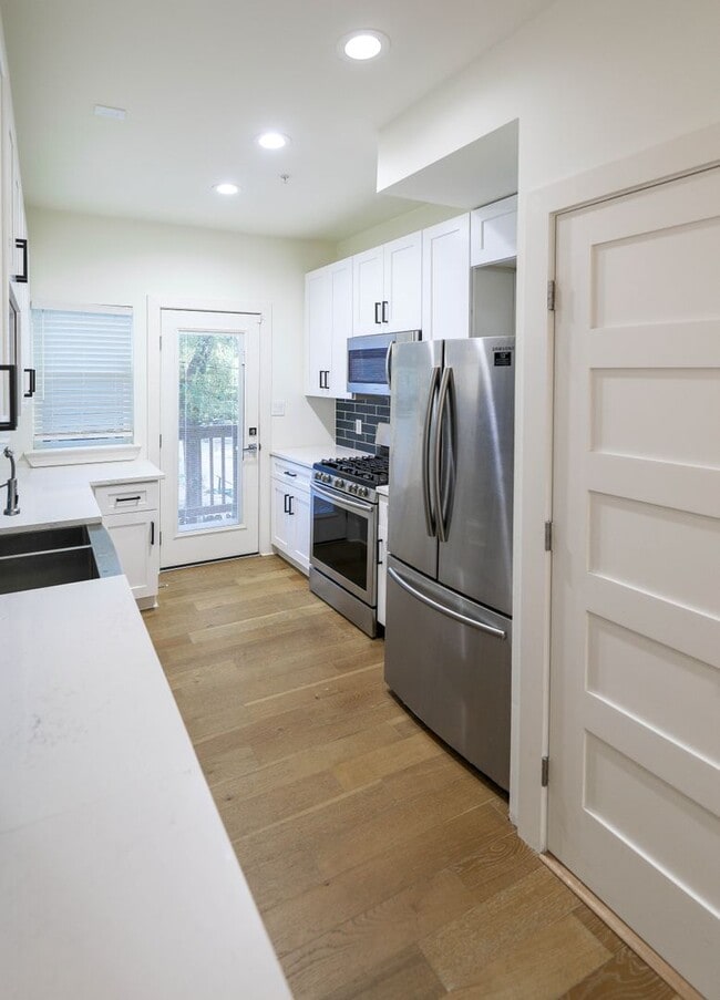 Building Photo - 8 Bedrooms 8 Baths Pre-leasing Now for 202...