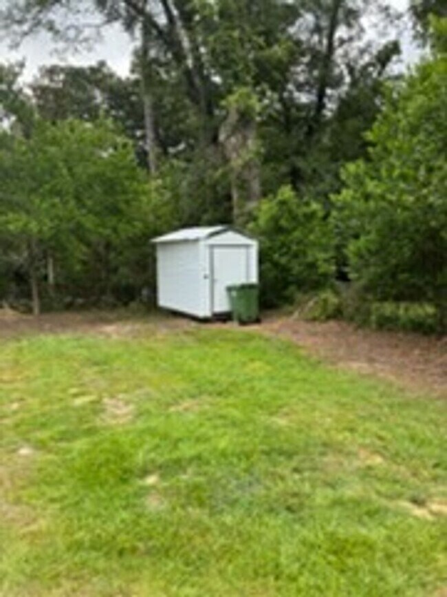 Building Photo - 3802 Woodland Dr