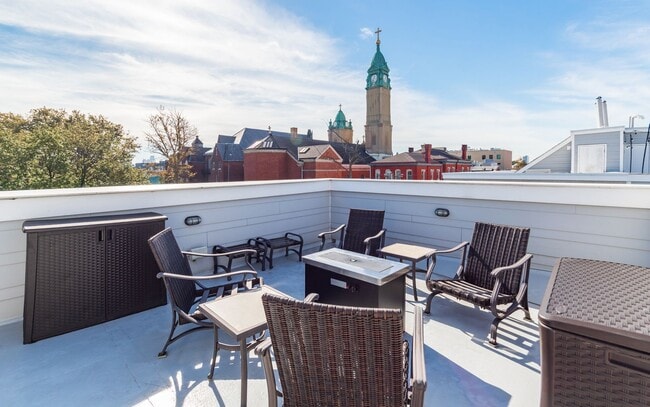 Building Photo - Three Bed Olde Kensington Home