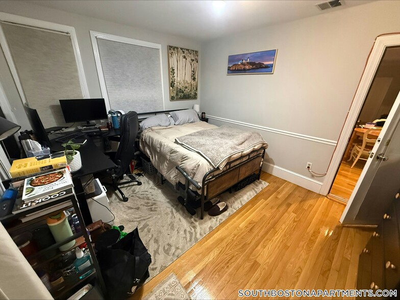 Building Photo - 868 E 2nd St