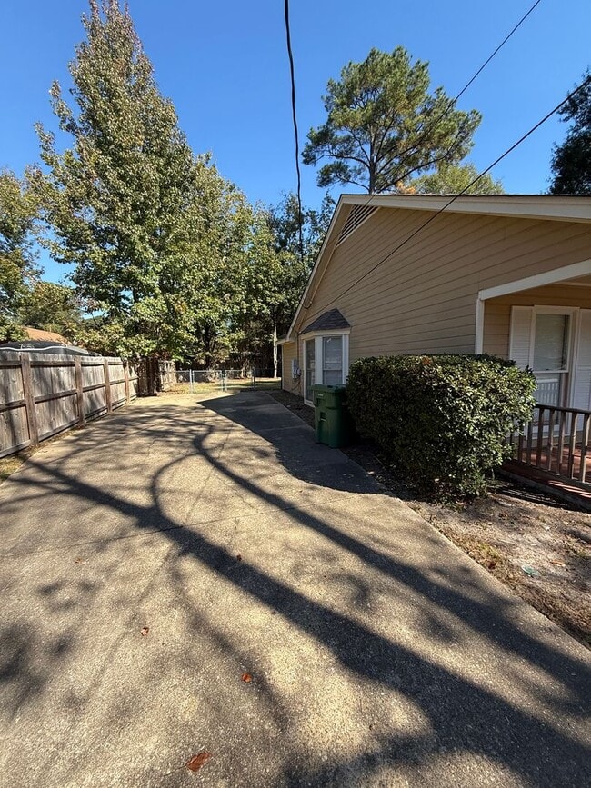Building Photo - ** 4 Bed 2 bath located in Johnstown ** Call our self showing number to schedule a tour 334-366-9198