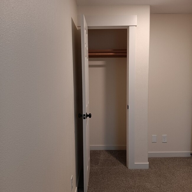 Building Photo - Outstanding Keizer Duplex is Ready For You!