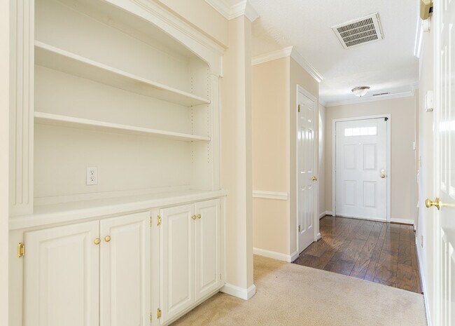 Building Photo - Charming 2BR & 2.5BA Townhome with Dual Primary Suites in Woodstream Glen