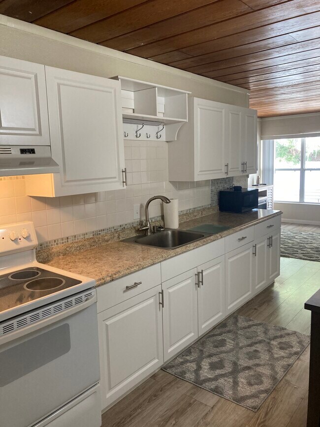 Building Photo - 15848 Lake Iola Rd