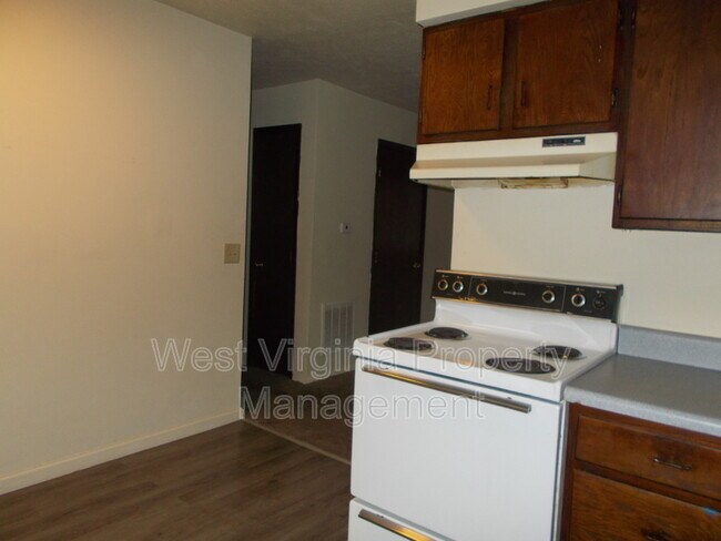 Building Photo - 130 Elm St