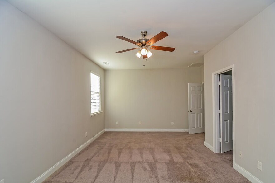 Building Photo - 233 Norwich Dr