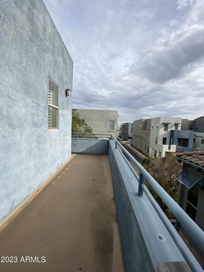 Building Photo - 615 E Portland St