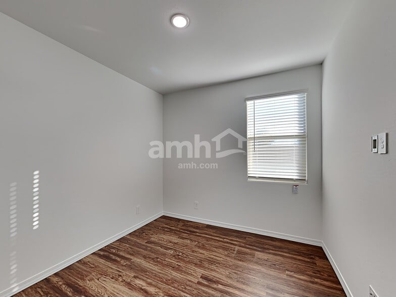 Building Photo - 15068 W Sherman St