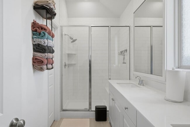 Building Photo - 4910 Shore Arbor Ln