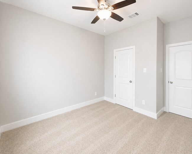 Building Photo - AVAILABLE FOR MOVE-IN WITH A 2-WEEK NOTICE