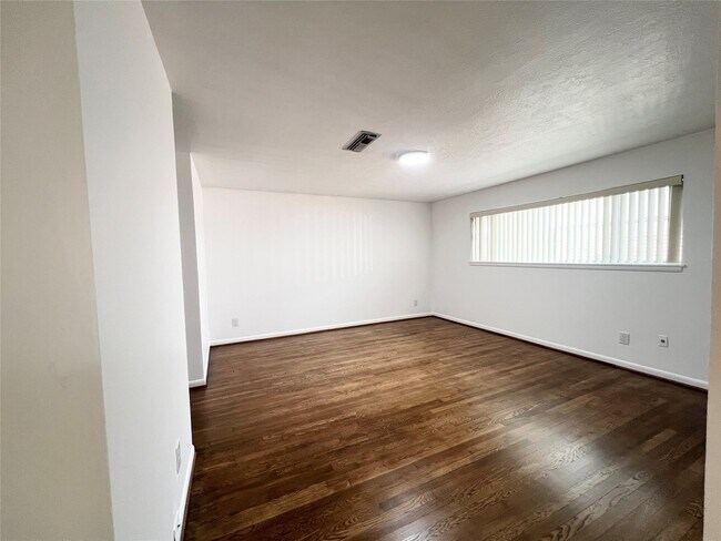 Building Photo - 5546 Beechnut St