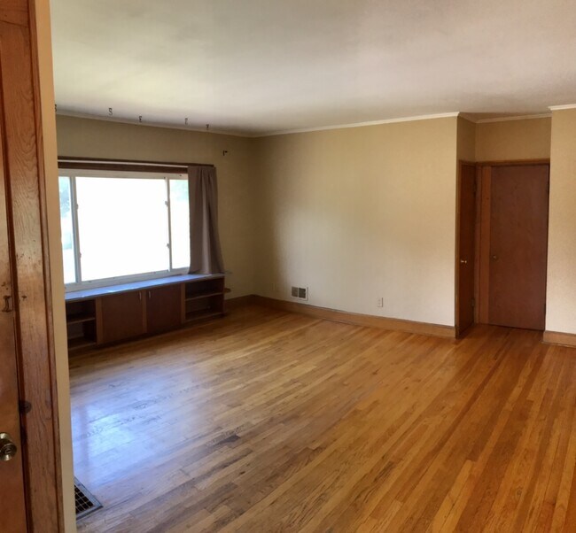 Building Photo - 134 Elm St