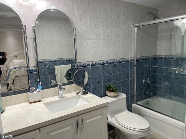 Building Photo - 2555 Collins Ave