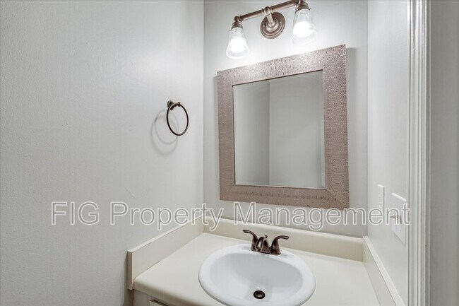 Building Photo - 479 Claircrest Dr