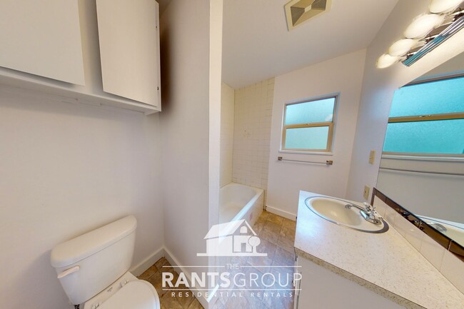 Building Photo - Charming & bright westside 2 bed, 1 bath o...
