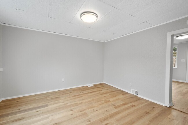 Building Photo - SCORE 1ST MONTH'S RENT FREE IF SIGNED BY JAN 9! Beautiful 2 bedroom home in Coraopolis available ...