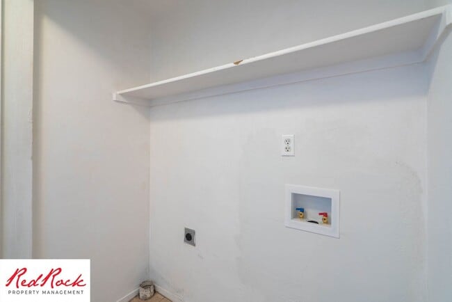 Building Photo - Charming 2 Bed / 1 Bath Apartment in a Prime Location