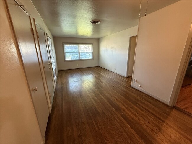 Building Photo - 1857 Huge Oaks St