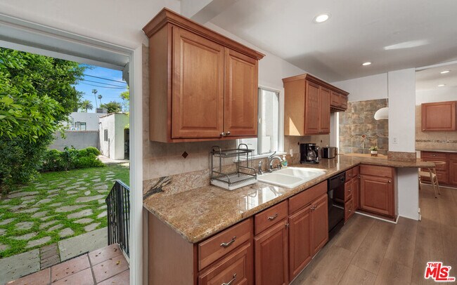 Building Photo - 237 S Doheny Dr