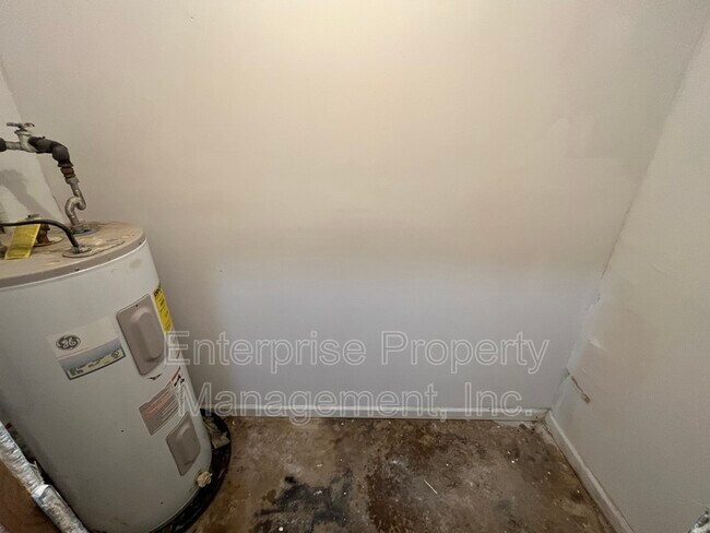 Building Photo - 424 Deerskin Dr