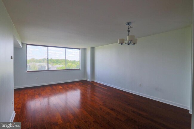 Building Photo - 10101 Grosvenor Pl