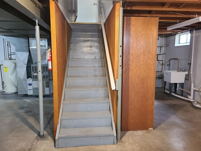 Building Photo - 403 Oak St