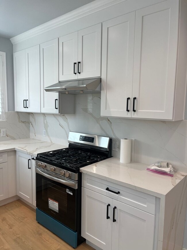 Building Photo - 3 Bedroom/ 3 Bathroom Home in Huntington B...