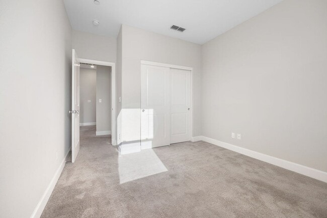 Building Photo - 5Bed/3Ba Home in Quiet Hayward Community w...