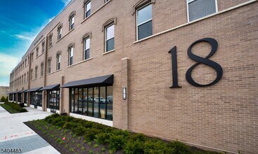 Building Photo - 18 W Main St