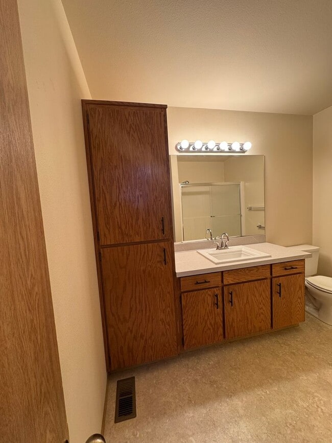 Building Photo - Renovated 3 BR Townhouse