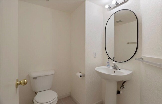 Building Photo - 5451 Governor Cir