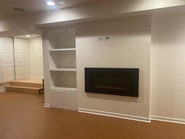 Building Photo - 2441 N Mozart St