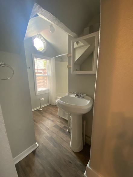 Bathroom - 1125 Manitou Ave