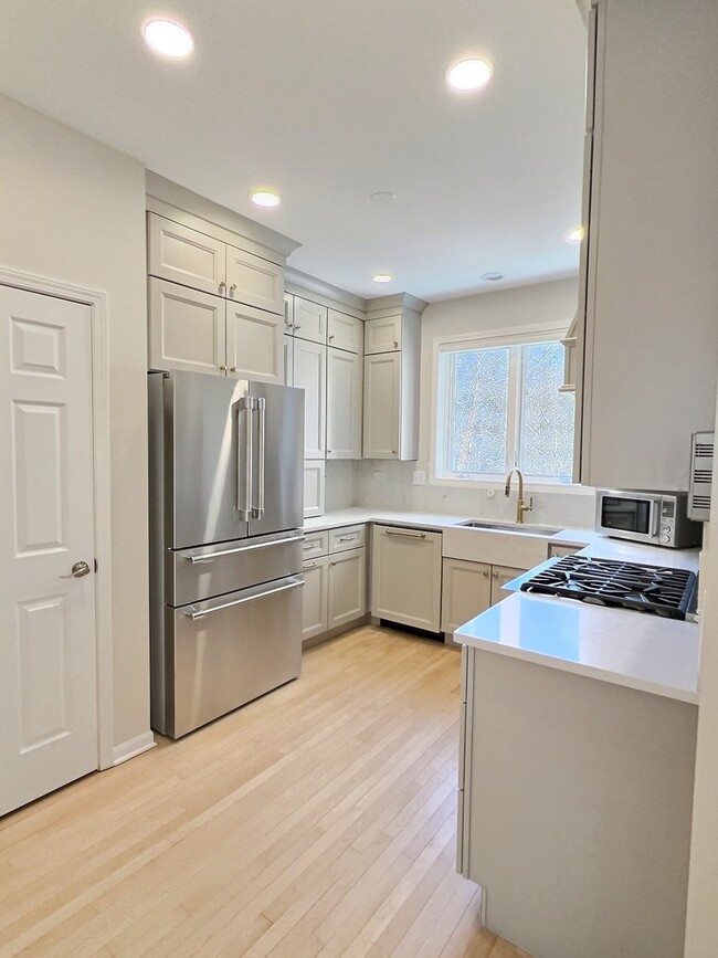 Building Photo - 1351 W Altgeld St