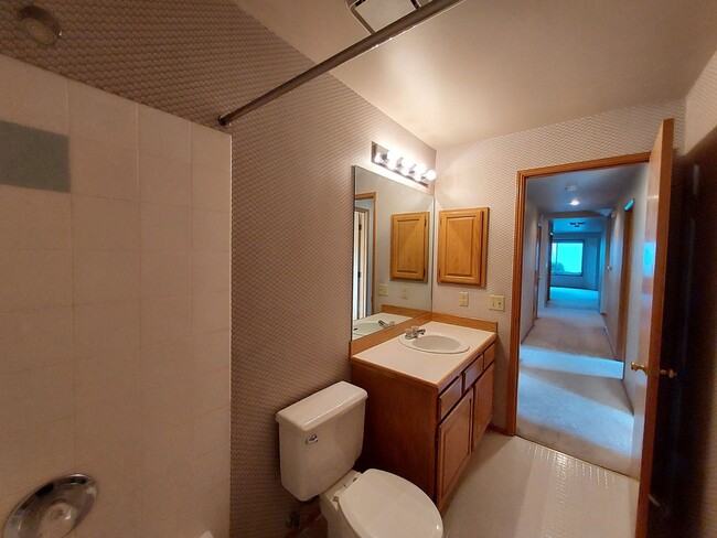 Building Photo - Federal Way Rambler featuring vaulted ceil...