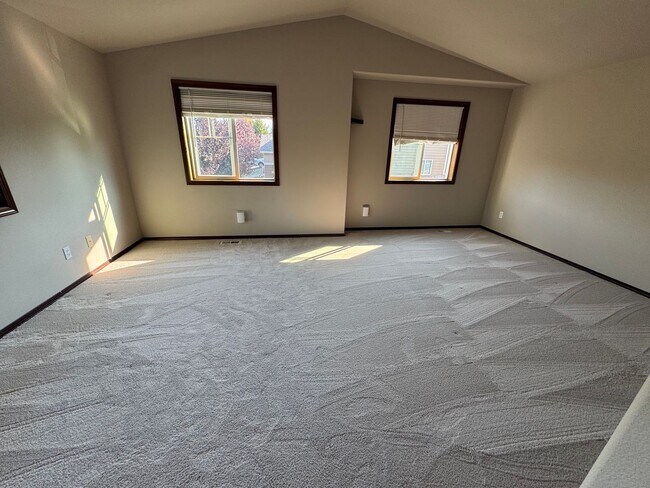 Building Photo - 3 Bed, 2.5 Bath PLUS Bonus Room