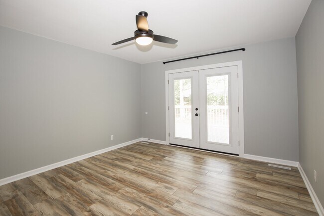 Building Photo - Gorgeous Fully Renovated 3 bedroom home in the Heart of Whispering Pines