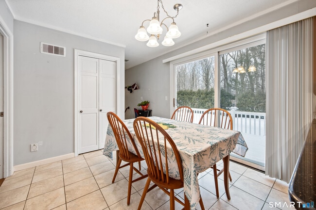 Building Photo - 10 Candlewood Ln