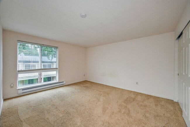 Building Photo - Cozy Condo, Smack-dab in the Middle of Bellevue